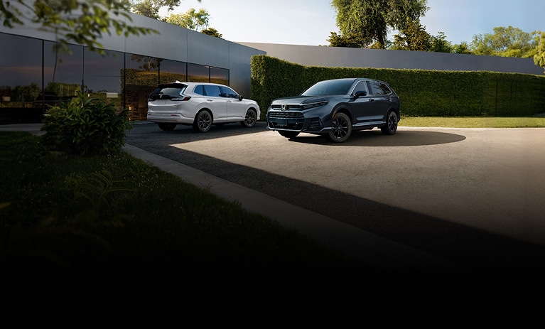 2026 Honda CR-V和Honda Prologue的前後側面視角，車輛停放在一棟現代建築外。