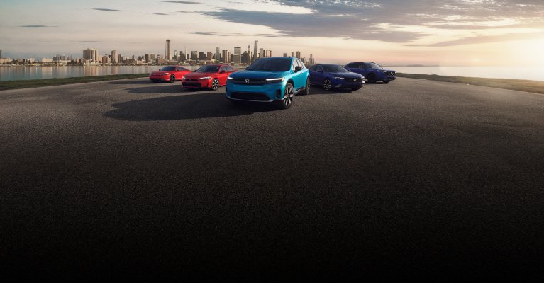 2026 Honda電氣化產品系列停放在遠處的城市背景下，展示Prelude、Civic Sedan、Prologue、Accord和CR-V。