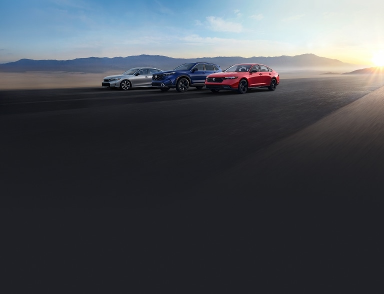 2026 Honda混合動力車停在沙漠公路上的側面視角，背景是山脈。