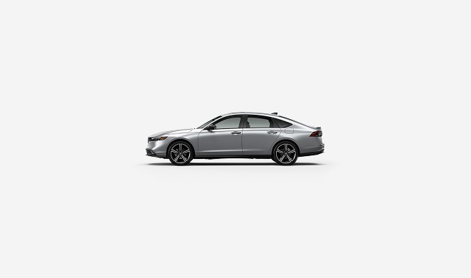 Solar Silver Metallic色2026 Honda Accord Sport Hybrid停放在乾淨的白色工作室環境中的側視角（中型轎車）。