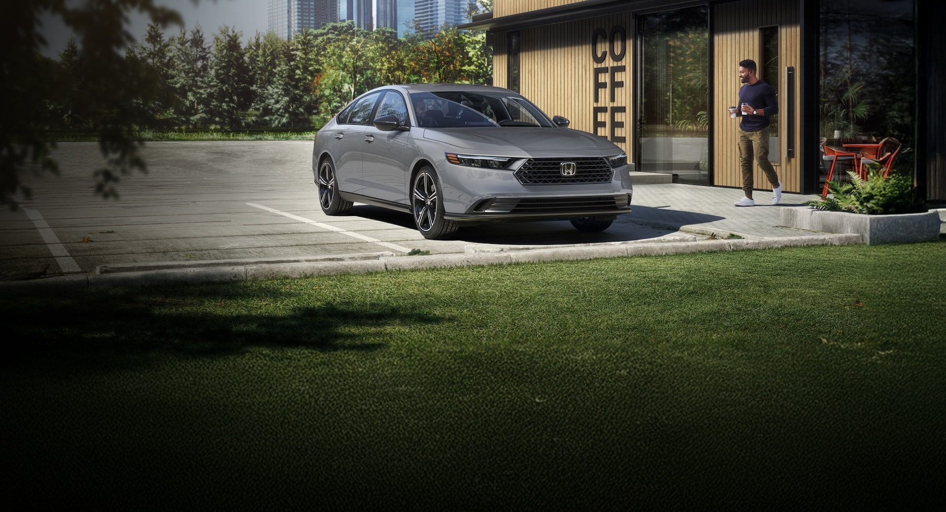 2026 Honda Accord 3/4正面視角，清晨停在咖啡館前，一個人手上正拿著兩杯咖啡向車走去。